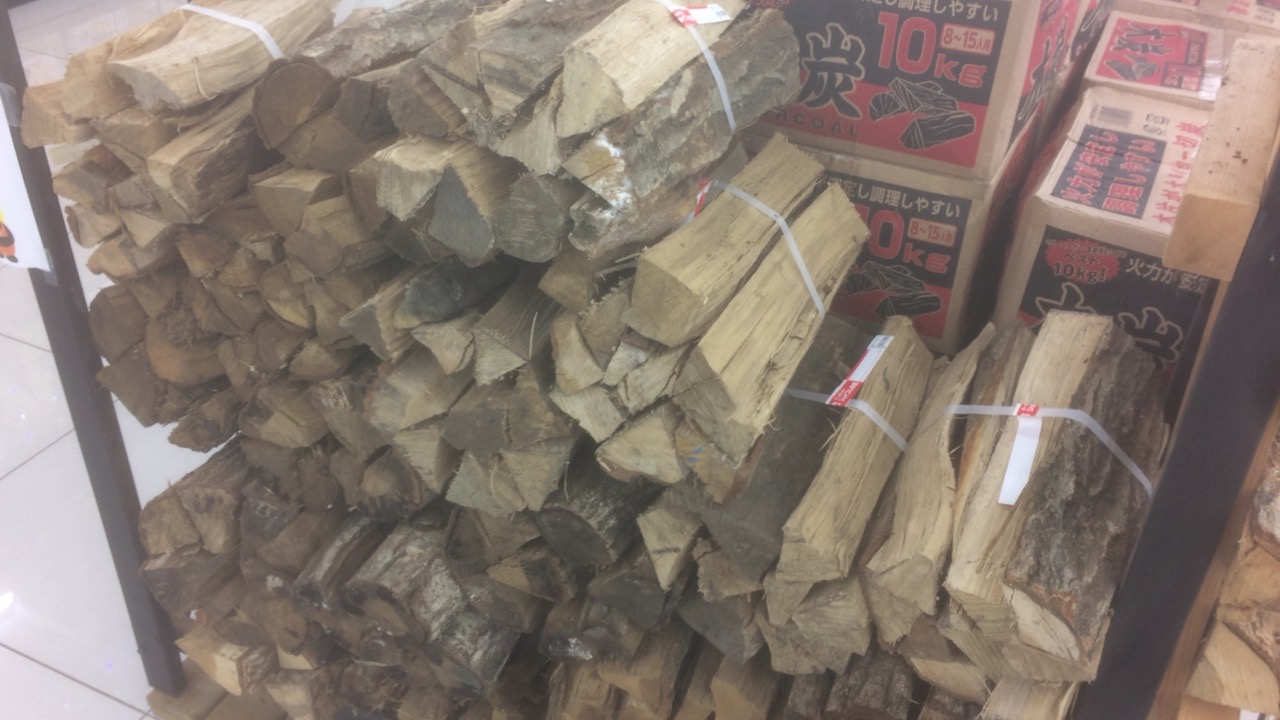 ソロキャンプ用にジョイフル本田で薪ストーブ用の薪を購入 ぴーすけ ぴーごろーのファミリーキャンプブログ